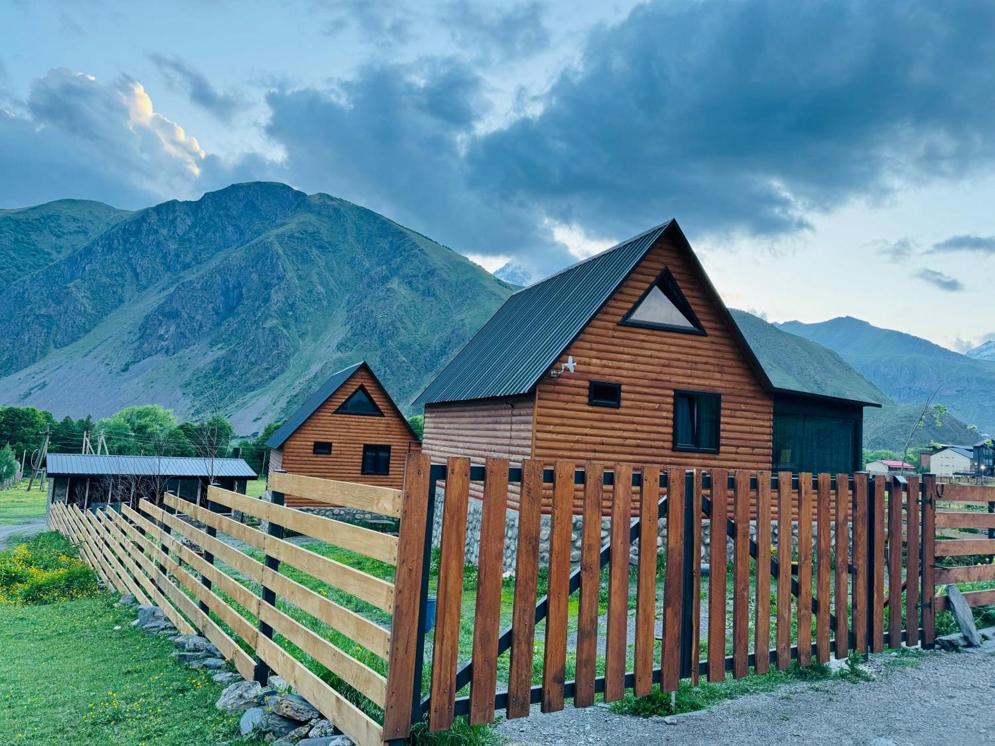 Traveler'S Cottages In Kazbegi Экстерьер фото